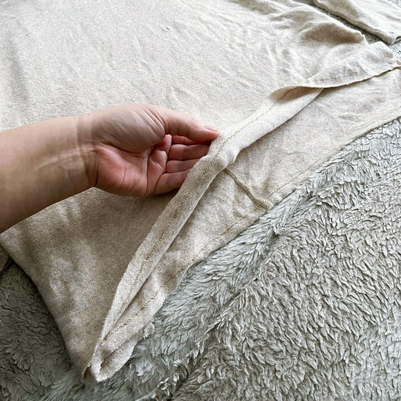 (SOLD) NWT AMERICAN EAGLE Long Sleeved Top (Size L) - Picture 2 of 7